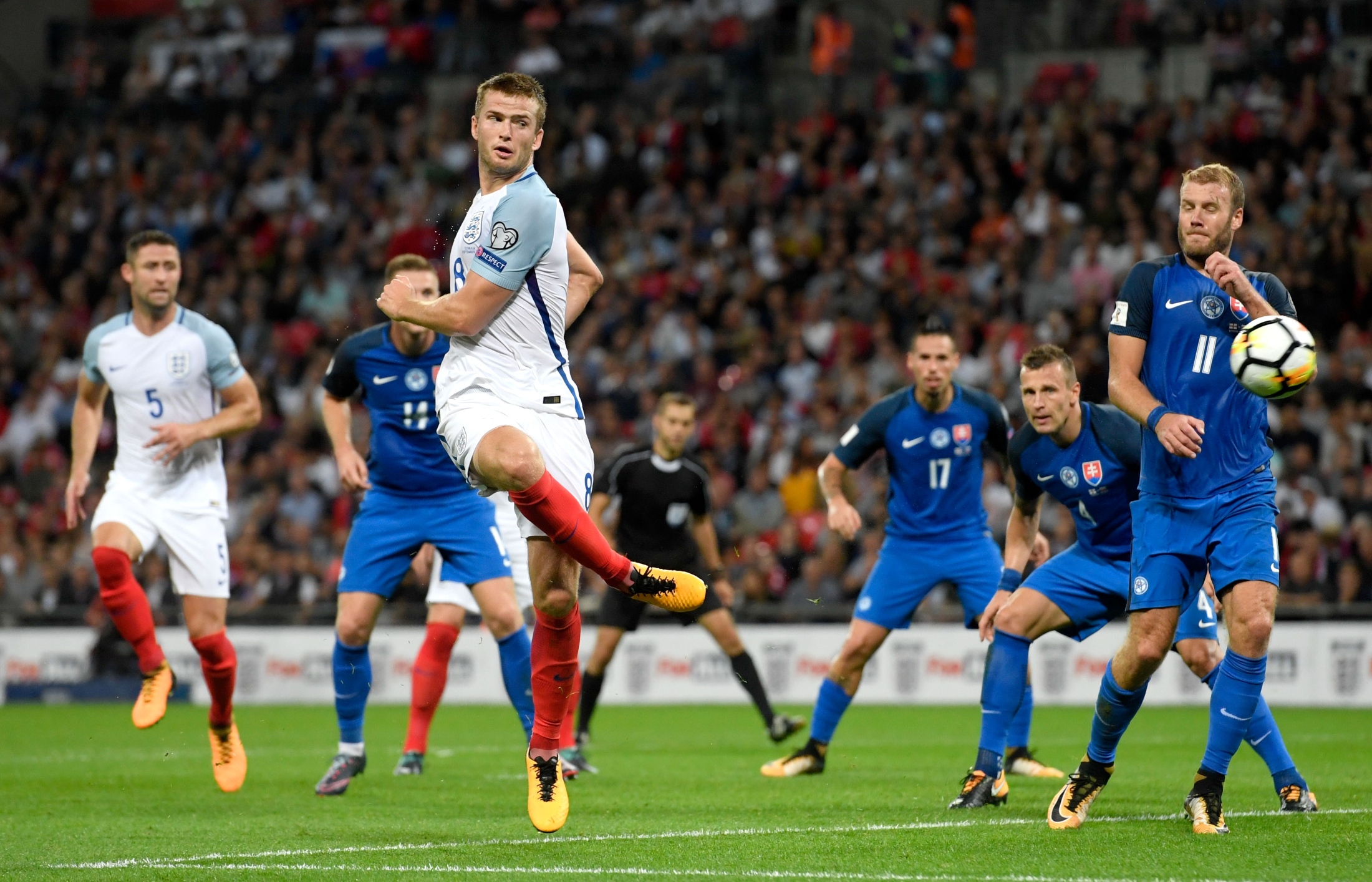 跟队：多特在与狼队谈法比奥-席尔瓦转会，预计本周将加速（队记：多特与狼队就法比奥-席尔瓦转会洽谈中，本周有望加速推进）