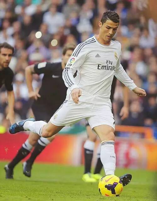 克媒：汉堡进行球衣慈善拍卖，18岁武斯科维奇球衣成标王